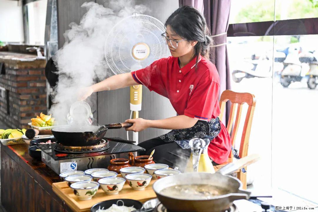 全网追的“扁担女孩”，找了一份暑假工，时薪12元 - 眉山生活资讯 - 眉山28生活网 ms.28life.com